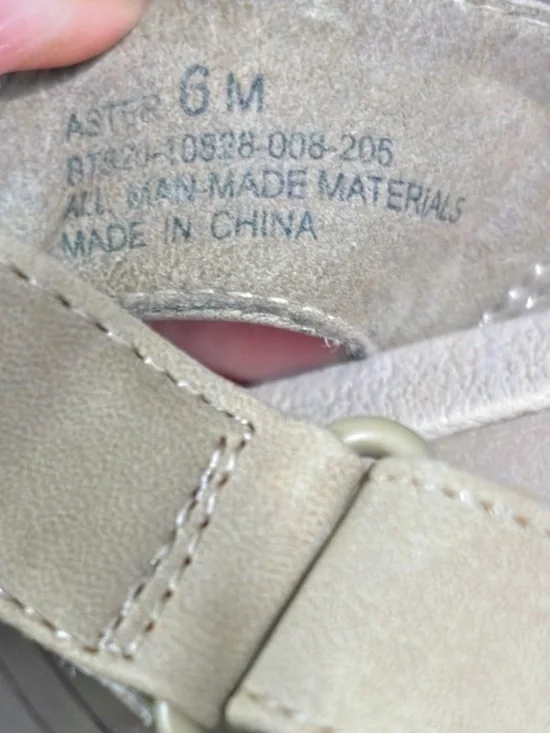 Baretraps Comfort Sandals Beige Strappy Cushioned Footbed Lightweight Slip-On - Picture 10 of 10